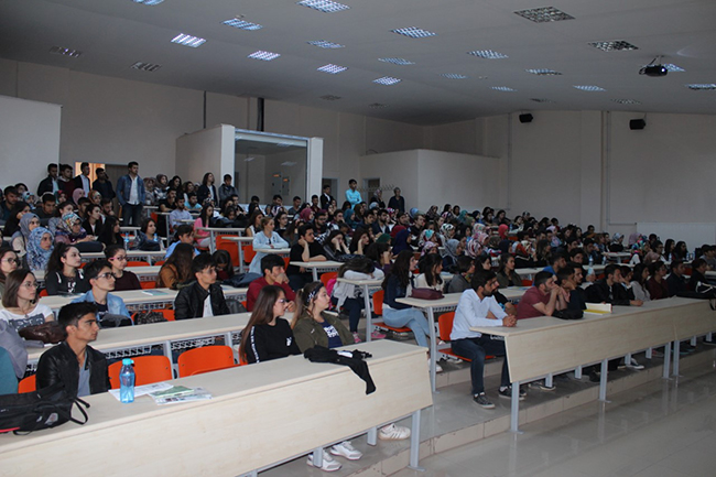 kafkas-universitesi’nde-yuksekogrenime-yeni-baslayan-ogrenciler-icin-oryantasyon-programi-duzenleniyor-(4).jpg