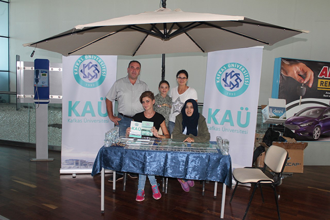 kafkas-universitesi-ogrencilerini-karsiliyor-(1).jpg