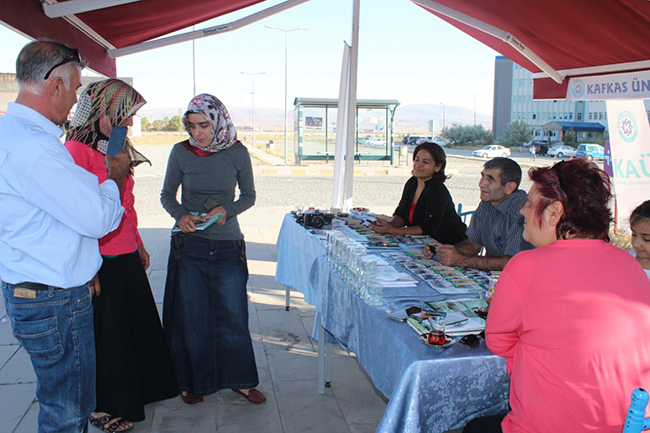kafkas-universitesi-ogrencilerini-karsiliyor-(3).jpg
