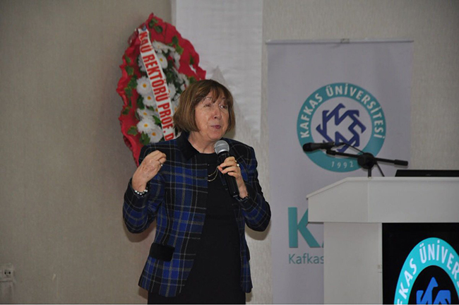 kafkas-universitesinde-aile-ici-iletisim-ve-kariyer-konulu-seminer-(3).jpg