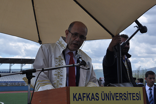 kafkas-universitesinde-mezuniyet-coskusu-(4)-002.jpg