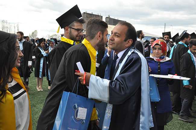 kafkas-universitesinde-mezuniyet-coskusu-(6).jpg