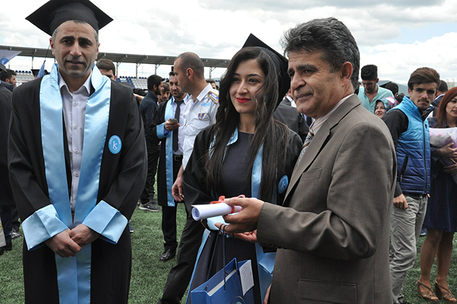 kafkas-universitesinde-mezuniyet-coskusu-(8).jpg
