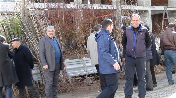 kagizman’a-bahar-geldi,-fidan-satislari-basladi-(1).jpg