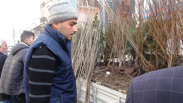kagizman’a-bahar-geldi,-fidan-satislari-basladi-(3).jpg