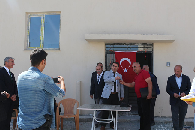 kagizman’da-afetten-evleri-zarar-goren-13-aile-yeni-konutlarini-teslim-aldi-(1).jpg