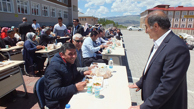 kagizman’da-geleneksel-pilav-gunu-ve-mezuniyet-toreni-(1).jpg