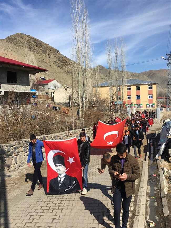 kagizmanda-koy-cocuklarindan-bahar-kalkani-harekatina-destek-yuruyusu-(3).jpg
