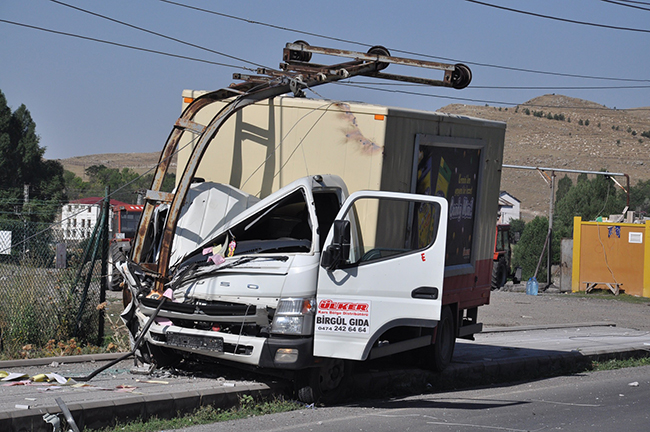 kamyon-yuksek-gelirim-hatti-diregine-carpti-(3).jpg