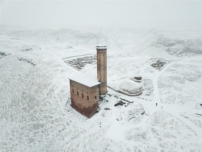 kar-altindaki-medeniyetler-besigi-aniye-turist-akini-(1).jpg