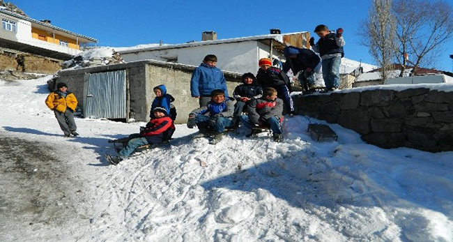 kar-tatilini-firsat-bilen-cocuklar-kizak-kayarak-eglendi.jpg