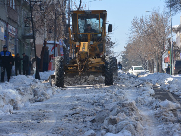 kar-temizleme-calismalari-araliksiz-suruyor-(1).jpg
