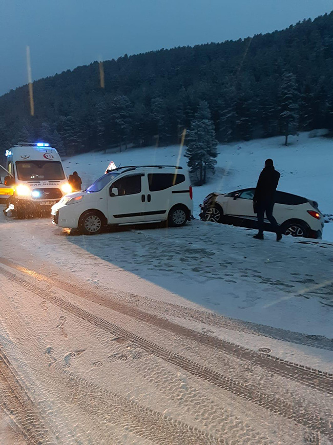 kar-yagisi-kazayi-da-beraberinde-getirdi-(1).jpg