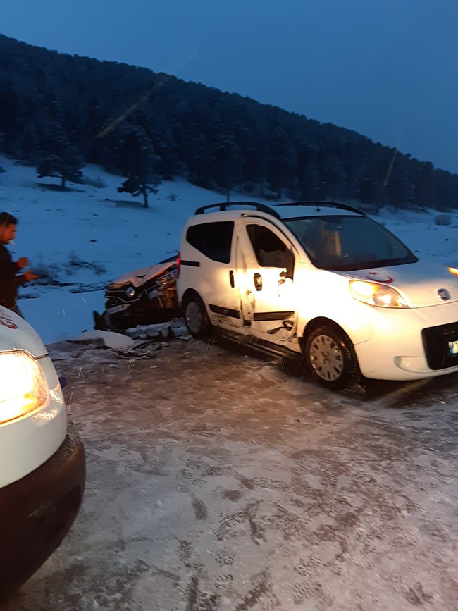 kar-yagisi-kazayi-da-beraberinde-getirdi-(2).jpg