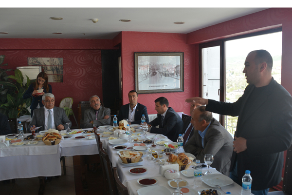karacanta-muhtarlarla-bir-araya-geldi-(3).jpg