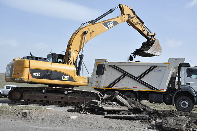karayollari-kars’in-giris-yollarini-yapmaya-basladi--(3).jpg
