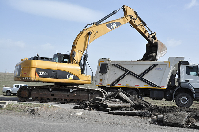 karayollari-kars’in-giris-yollarini-yapmaya-basladi--(4).jpg