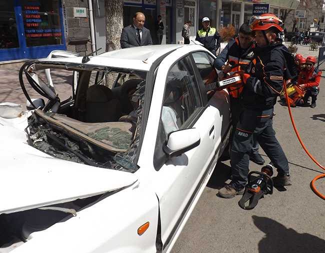 karayolu-guvenligi-ve-trafik-haftasinda-“yasama-yol-ver”-(3).jpg