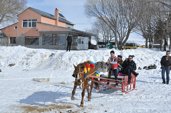 kars’a-gelen-yerli-ve-yabanci-turistlerin-ilk-ugradigi-yer-cildir-golu-(10).jpg