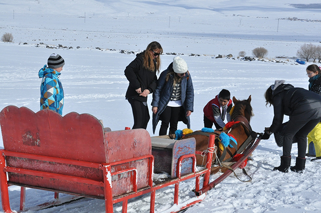 kars’a-gelen-yerli-ve-yabanci-turistlerin-ilk-ugradigi-yer-cildir-golu-(14).jpg