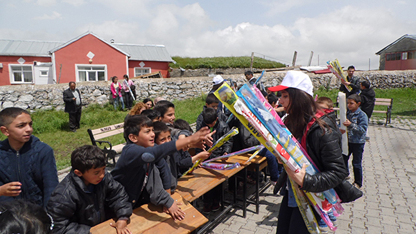 kars’in-6-koy-ogrencileri-ucurtma-senliginde-bulustu-(7).jpg