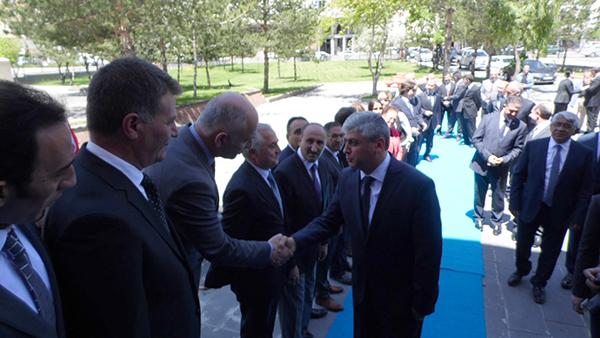 kars’in-yeni-valisi-rahmi-dogan-gorevine-basladi-(11).jpg