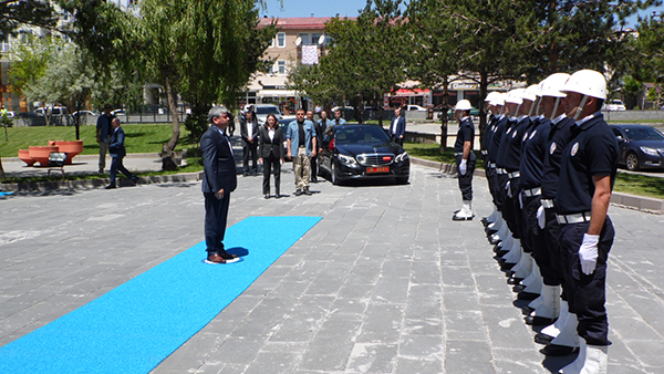 kars’in-yeni-valisi-rahmi-dogan-gorevine-basladi-(7).jpg