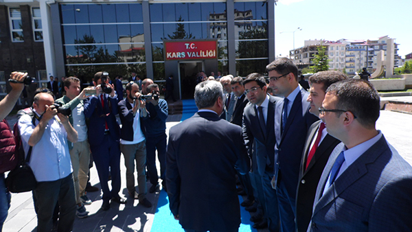 kars’in-yeni-valisi-rahmi-dogan-gorevine-basladi-(9).jpg
