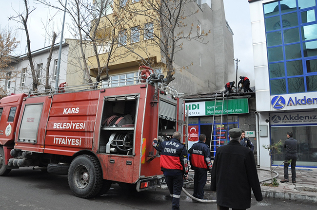 kars’ta,-bir-is-yerinde-cikan-yangin-kisa-surede-sonduruldu--(2).jpg
