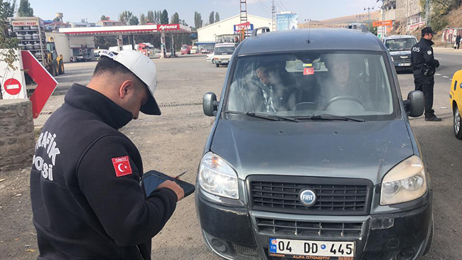 kars’ta-‘emniyet-kemeri’-uygulamasi-yapildi-(4).jpg