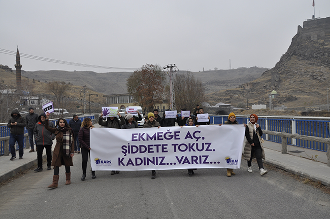 kars’ta-“kadina-yonelik-siddete-hayir”-yuruyusu-(3).jpg