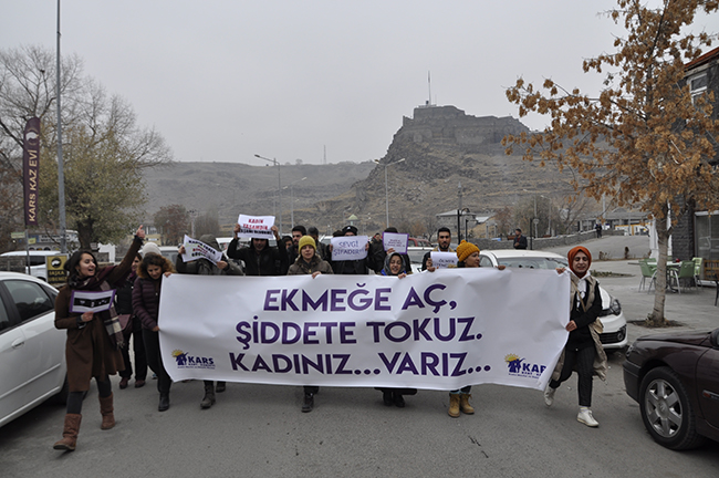 kars’ta-“kadina-yonelik-siddete-hayir”-yuruyusu-(4).jpg