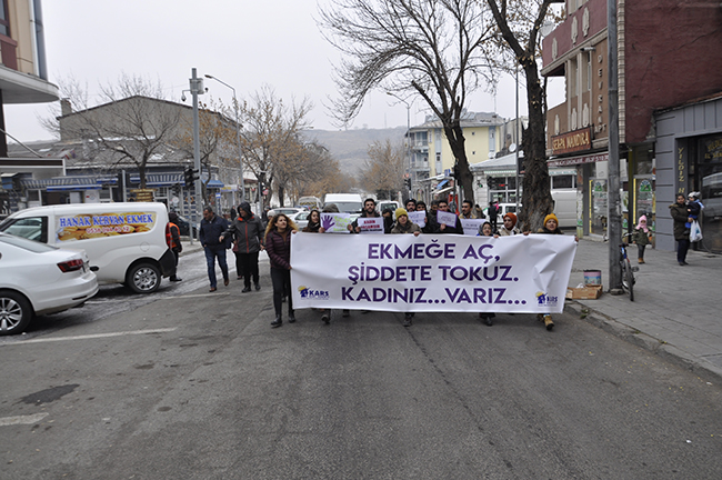 kars’ta-“kadina-yonelik-siddete-hayir”-yuruyusu-(5).jpg