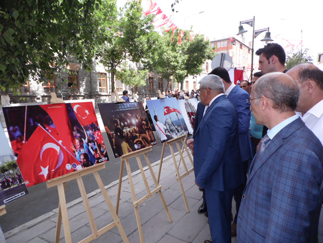 kars’ta-15-temmuz-fotograf-sergisi-acildi-(5).jpg