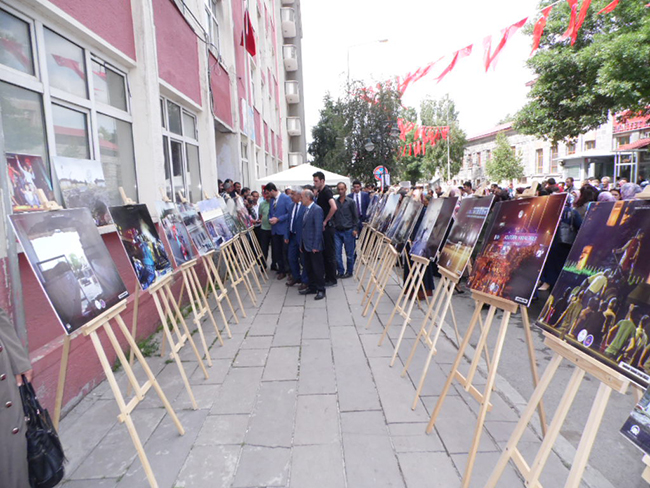 kars’ta-15-temmuz-fotograf-sergisi-acildi-(7).jpg