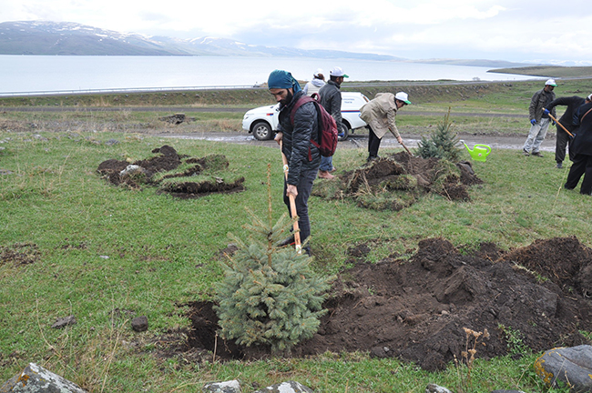 kars’ta-15-temmuz-hatira-ormani-olusturuldu-(6).jpg