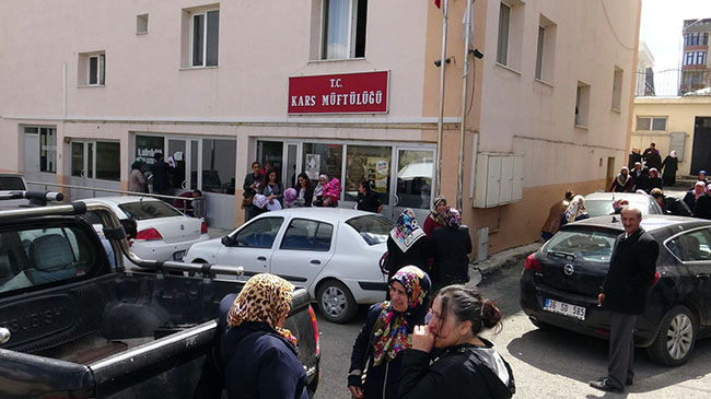 kars’ta-160-kisilik-ise-yuzlerce-kisi-basvurdu--(2).jpg