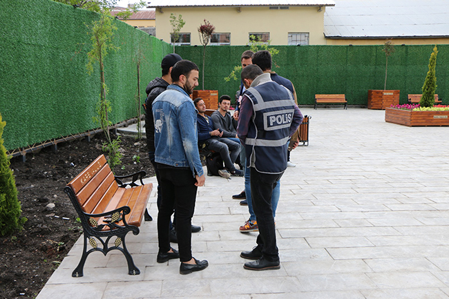 kars’ta-260-polisle-12-noktada-uygulama!-(6).jpg