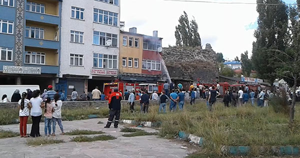 kars’ta-3-katli-binada-cikan-yangin-buyumeden-sonduruldu-(2).jpg