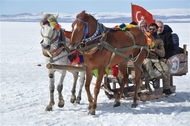 kars’ta-40-santim-buz-tutan-gol-uzerinde-atli-kizak-keyfi--(10).jpg