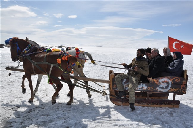 kars’ta-40-santim-buz-tutan-gol-uzerinde-atli-kizak-keyfi--(11).jpg