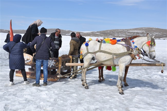 kars’ta-40-santim-buz-tutan-gol-uzerinde-atli-kizak-keyfi--(12).jpg