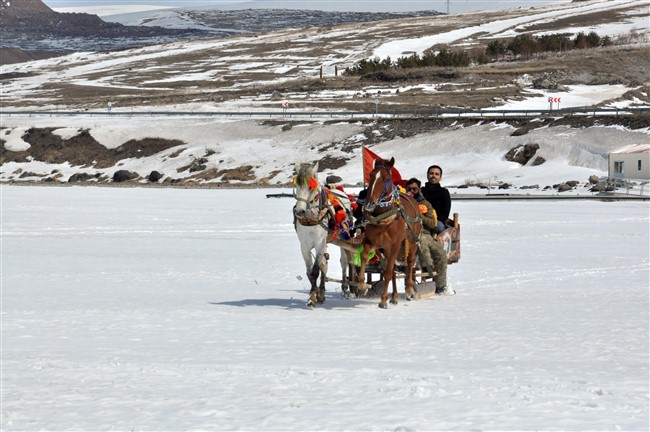kars’ta-40-santim-buz-tutan-gol-uzerinde-atli-kizak-keyfi--(2).jpg