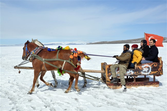 kars’ta-40-santim-buz-tutan-gol-uzerinde-atli-kizak-keyfi--(3).jpg