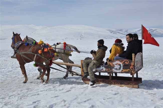kars’ta-40-santim-buz-tutan-gol-uzerinde-atli-kizak-keyfi--(4).jpg