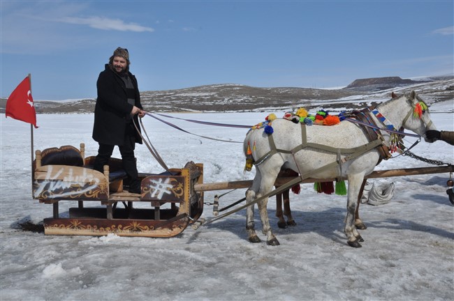 kars’ta-40-santim-buz-tutan-gol-uzerinde-atli-kizak-keyfi--(5).jpg