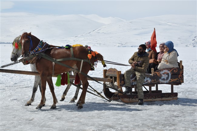 kars’ta-40-santim-buz-tutan-gol-uzerinde-atli-kizak-keyfi--(6).jpg