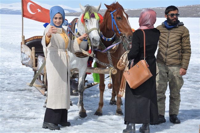 kars’ta-40-santim-buz-tutan-gol-uzerinde-atli-kizak-keyfi--(7).jpg