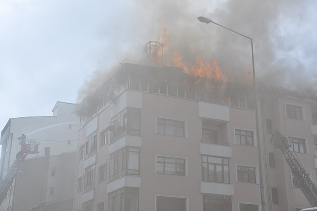 kars’ta-5-katli-binada-cikan-yangin-panige-neden-oldu-(4).jpg