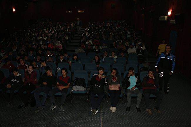 kars’ta-840-ogrenci-sinemayla-bulustu-(1).jpg